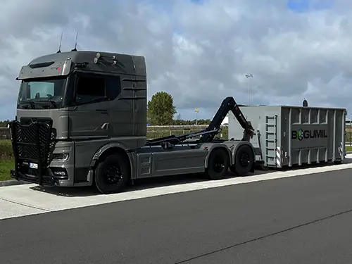 Abrollcontainer-Fahrzeug von BOGUMIL für den Abtransport von Grünschnitt