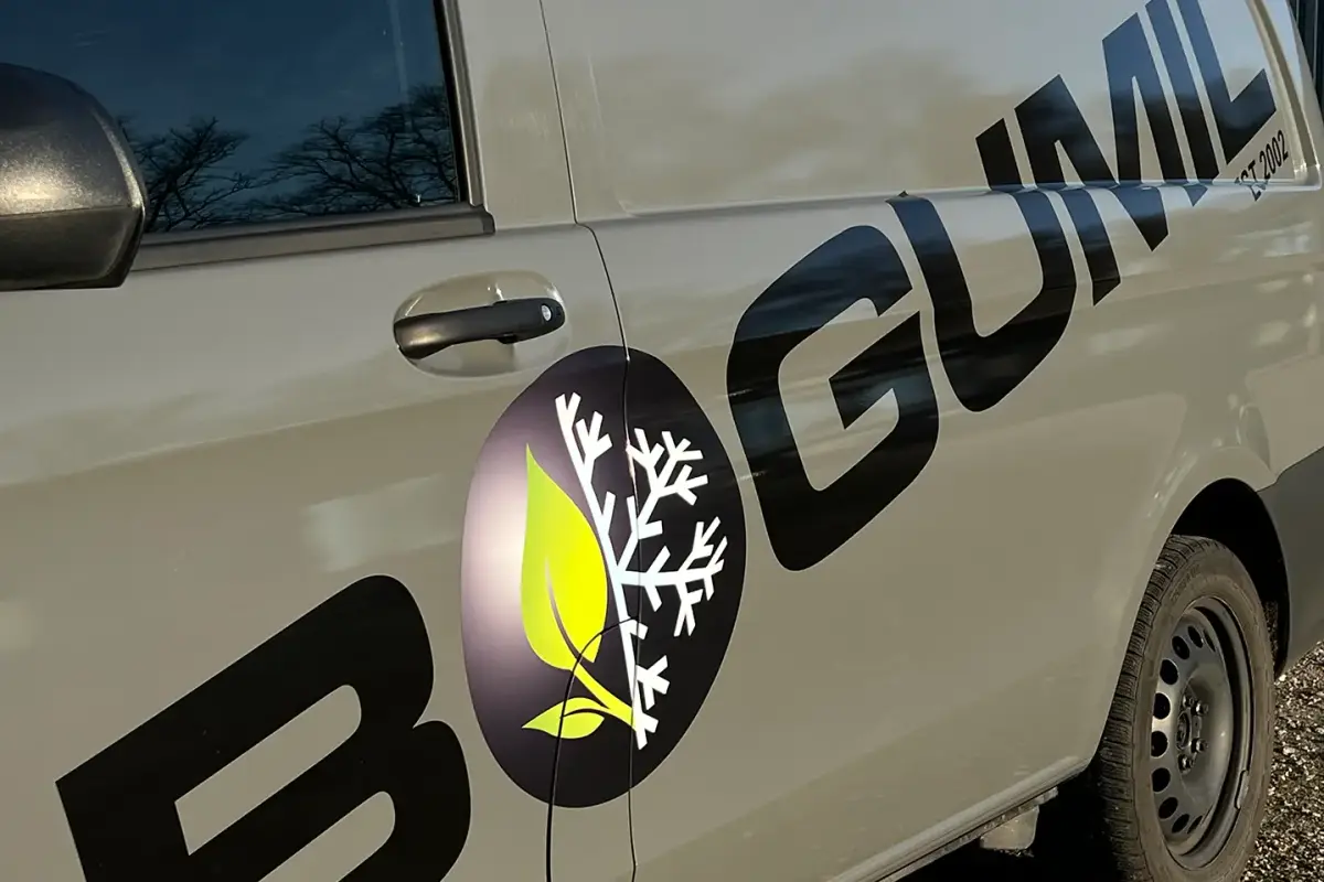 Firmenfahrzeug von BOGUMIL mit Firmenlogo